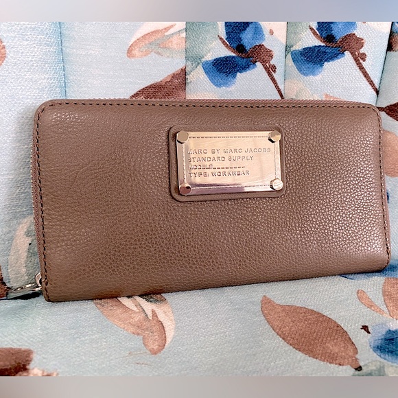 NWT Marc by Marc Jacobs Tan Leather Zippy Wallet - Picture 2 of 16